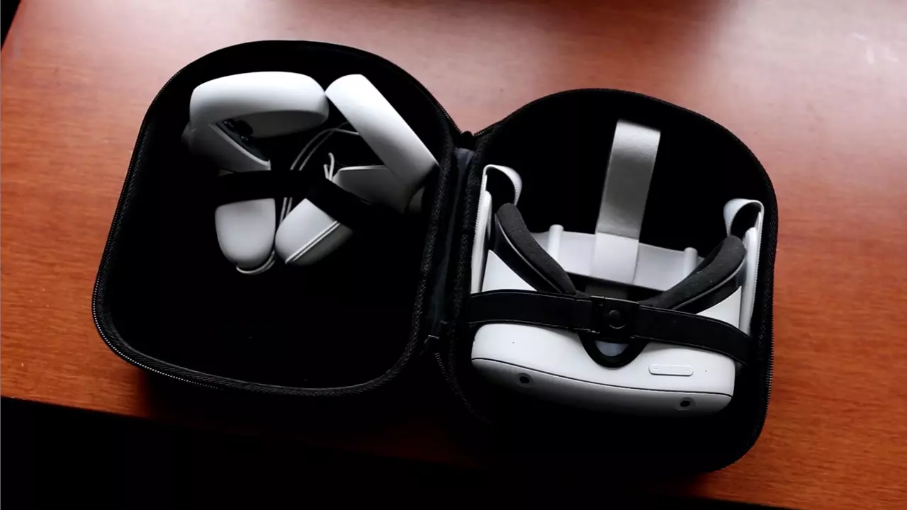 Если вы планируете брать Oculus Quest 2 в путешествие, вам определенно понадобится чехол для переноски