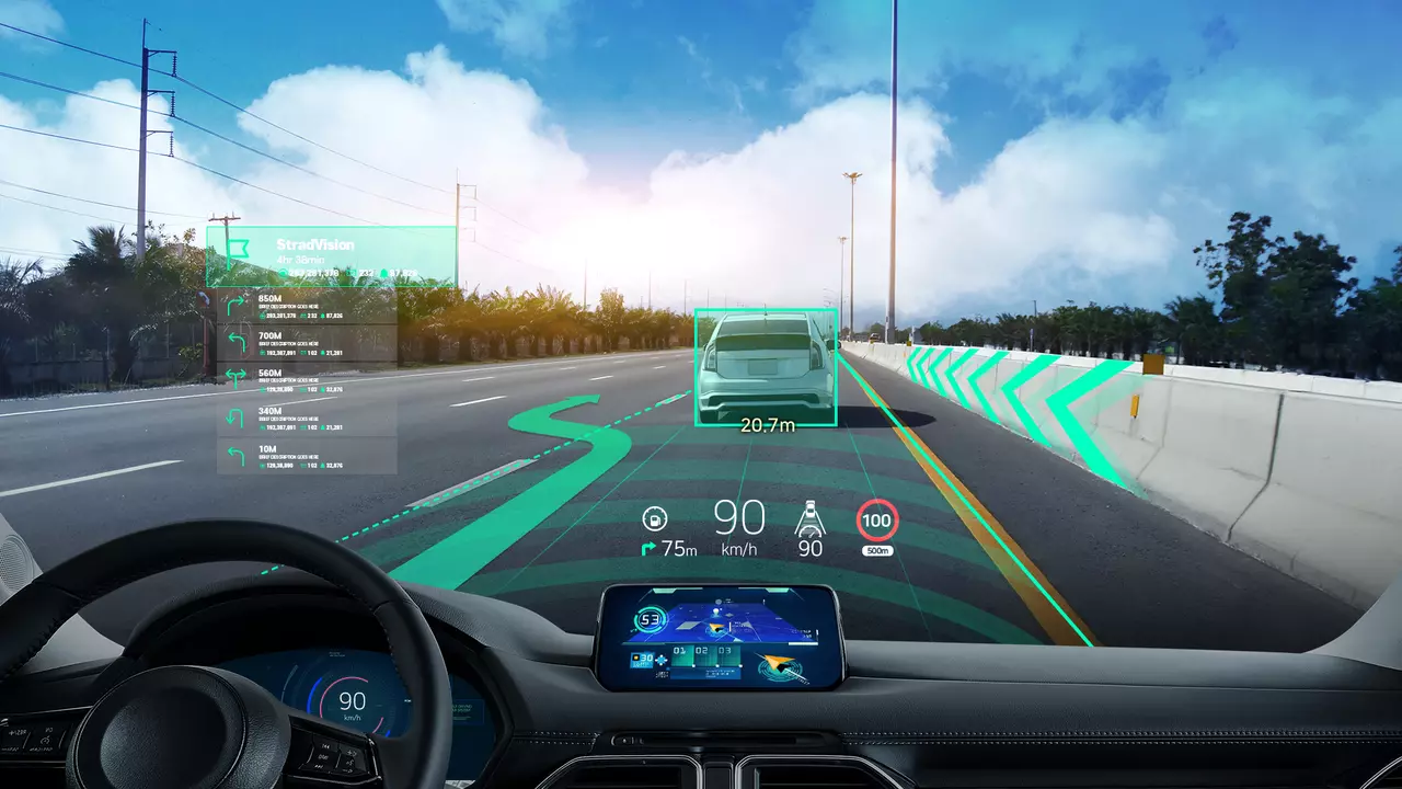 технология уже широко используется в современных автомобилях в виде head-up display