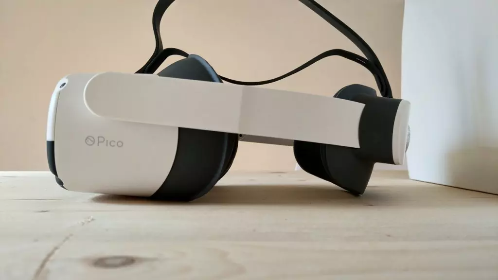 Pico Neo 3 Вид слева