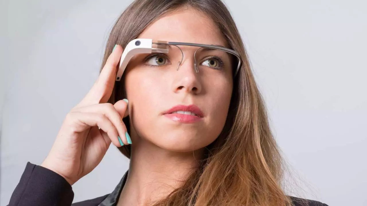 Google Glass технически все еще существует как корпоративный продукт
