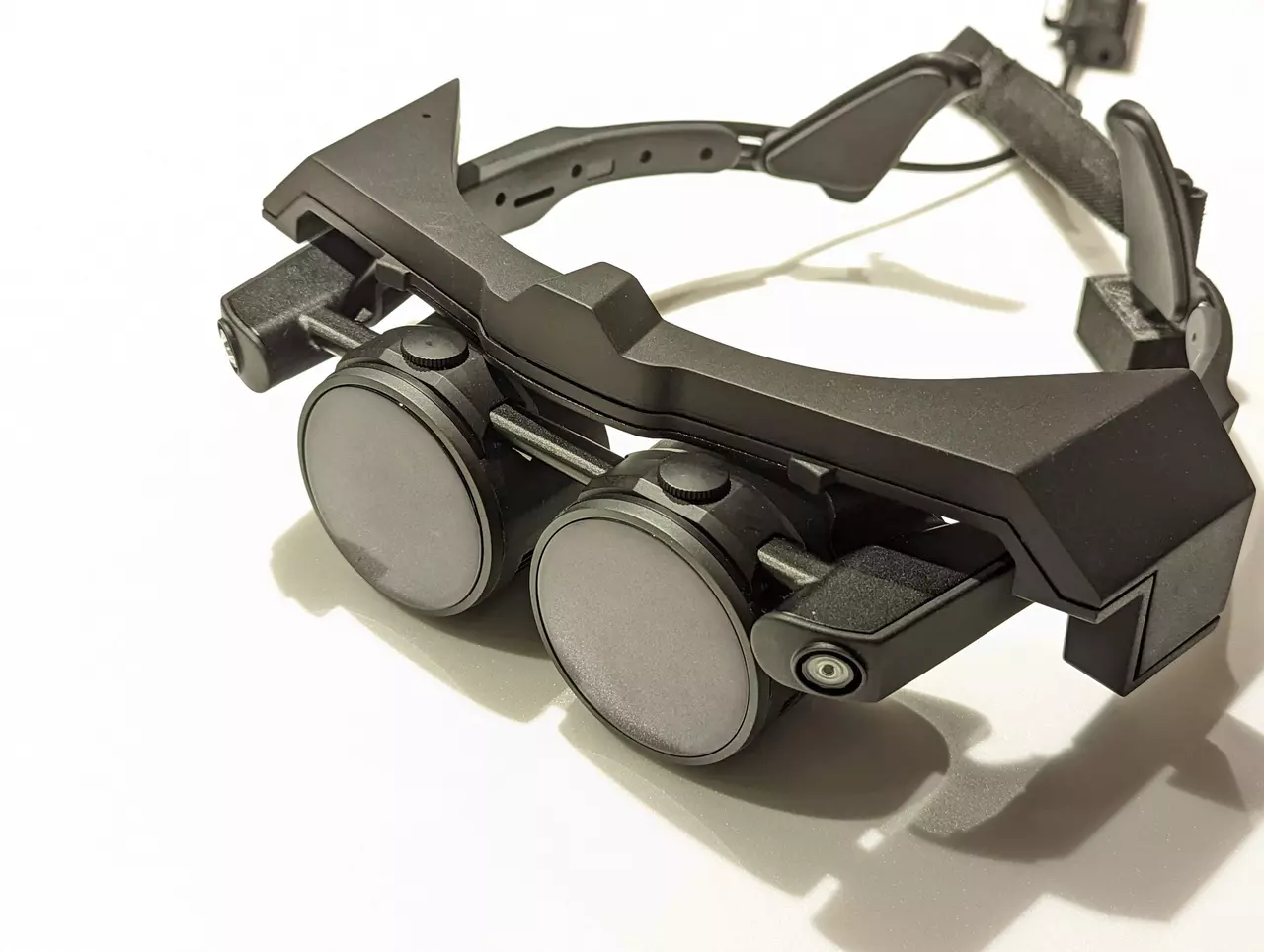 Тонкую и легкую гарнитуру MeganeX PC VR выпустила компания Shiftall, дочернее предприятие Panasonic