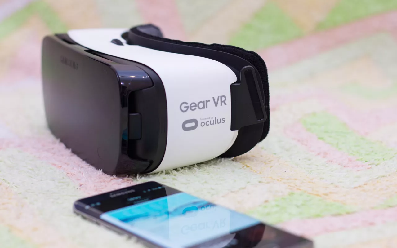В 2015 году Samsung выпустила гарнитуру Gear VR