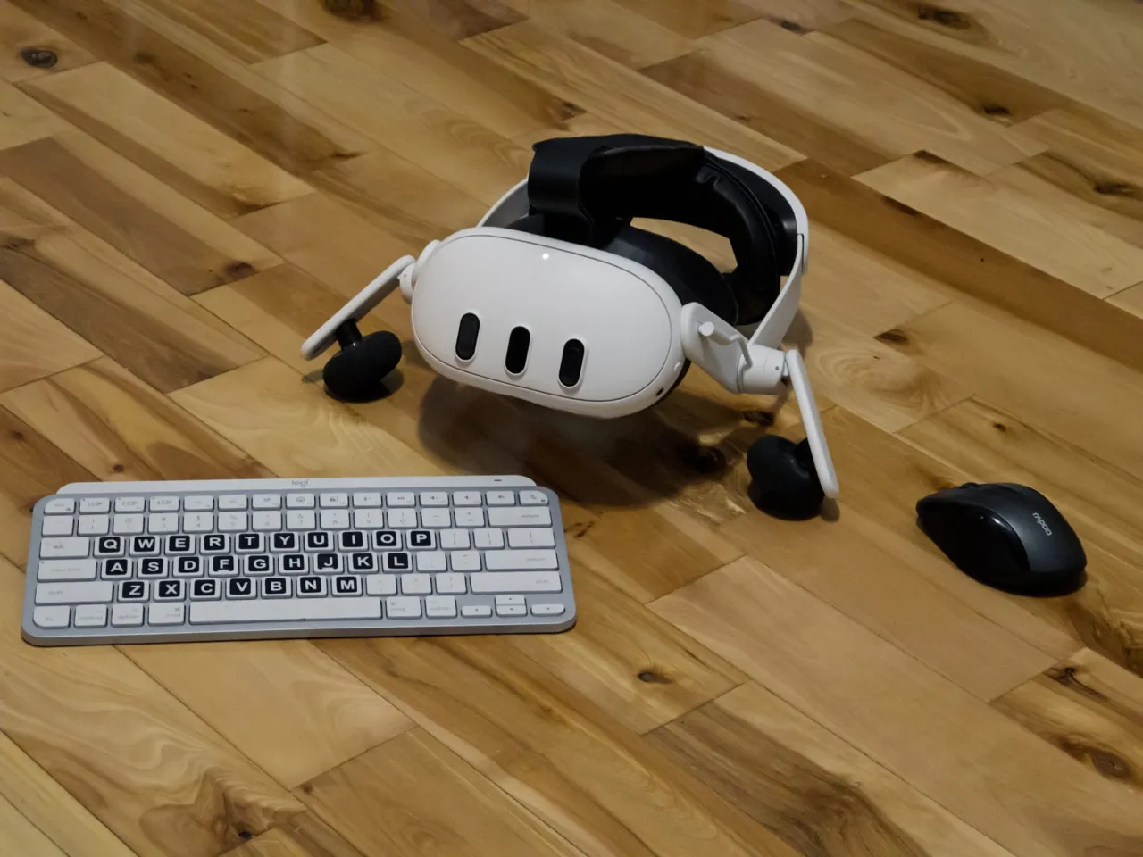 Гарнитура Meta Quest 3 расположена между Bluetooth‑клавиатурой и мышью.