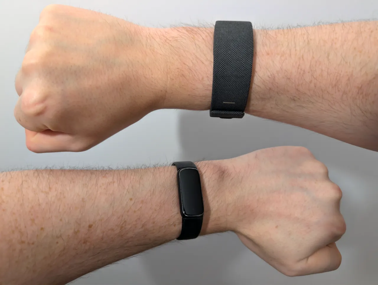 Сравнение размеров Meta Neural Band и Fitbit Luxe на руке