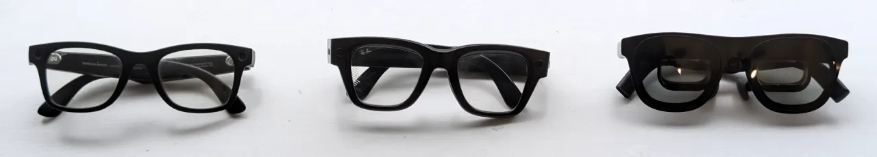 Сравнение размеров Meta Ray-Ban Display и других очков, вид спереди в сложенном виде